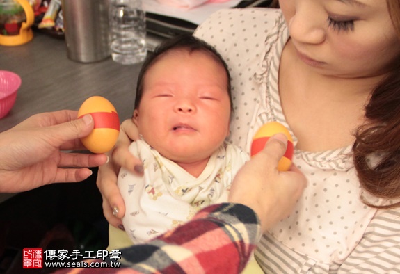 剃胎毛、滿月剃頭、嬰兒剃頭、嬰兒理髮、嬰兒剃髮、嬰兒剃胎毛、嬰兒滿月剃頭、寶寶剃頭、剃胎毛儀式、剃胎毛吉祥話、滿月剃頭儀式、滿月剃頭吉祥話、寶寶剃胎毛、寶寶滿月剃頭理髮、 新北永和區剃胎毛、新北永和區滿月剃頭、 新北永和區嬰兒剃頭剃胎毛、新北永和區嬰兒理髮、新北永和區嬰兒剃髮、林寶寶(新北永和區到府嬰兒寶寶滿月剃頭理髮、免費到府嬰兒剃胎毛儀式吉祥話)。到府剃頭剃胎毛主持、專業拍照、DVD光碟、證書。★購買「臍帶章、肚臍章、胎毛筆刷印章」贈送：剃頭、收涎、抓周，三選一。2016.01.30 照片3